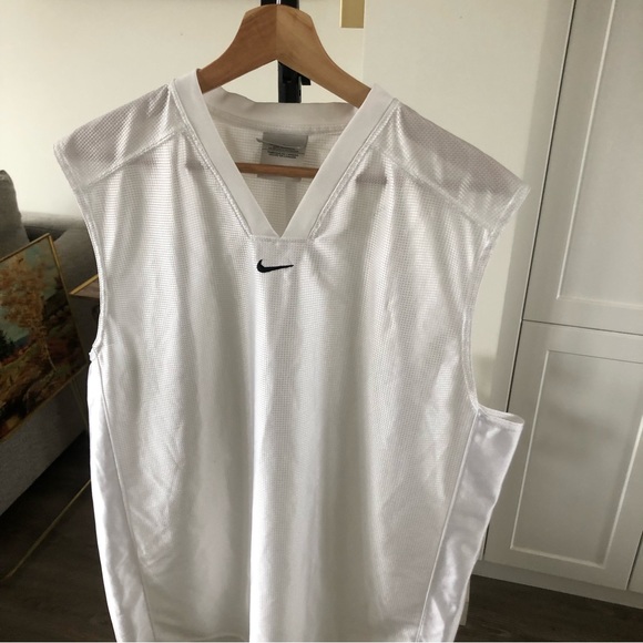 Nike sleeveless shirt - Picture 5 of 7